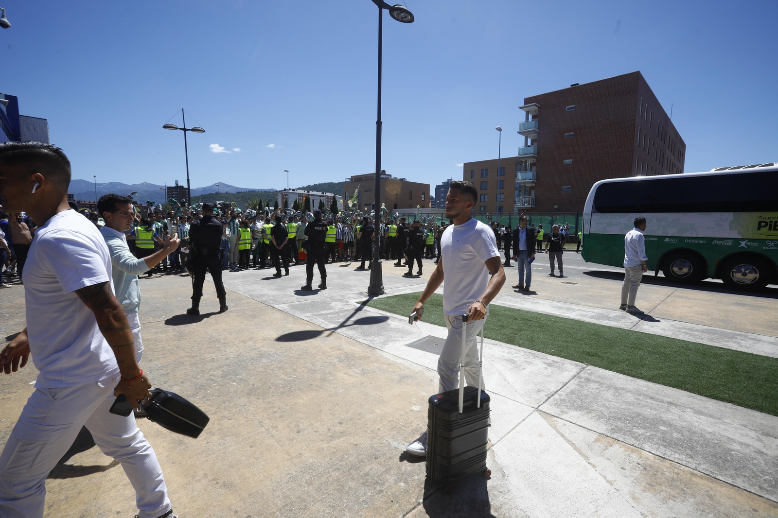 El Córdoba CF recibe el calor de su afición a su llegada a El Toralín antes del partido ante la Ponferradina El Córdoba CF recibe el calor de su afición a su llegada a El Toralín antes del partido ante la Ponferradina