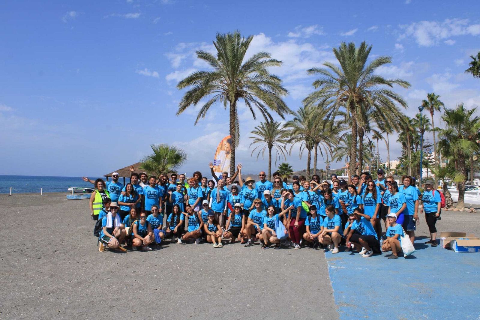 Foto de familia de los participantes en la actividad medioambiental.