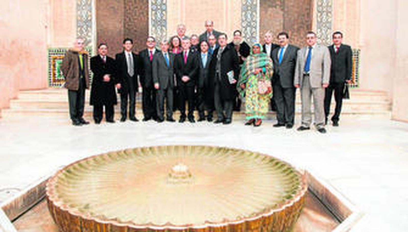 Foto de familia del encuentro que se celebró en la mañana de ayer en el Palacio de Carlos V.