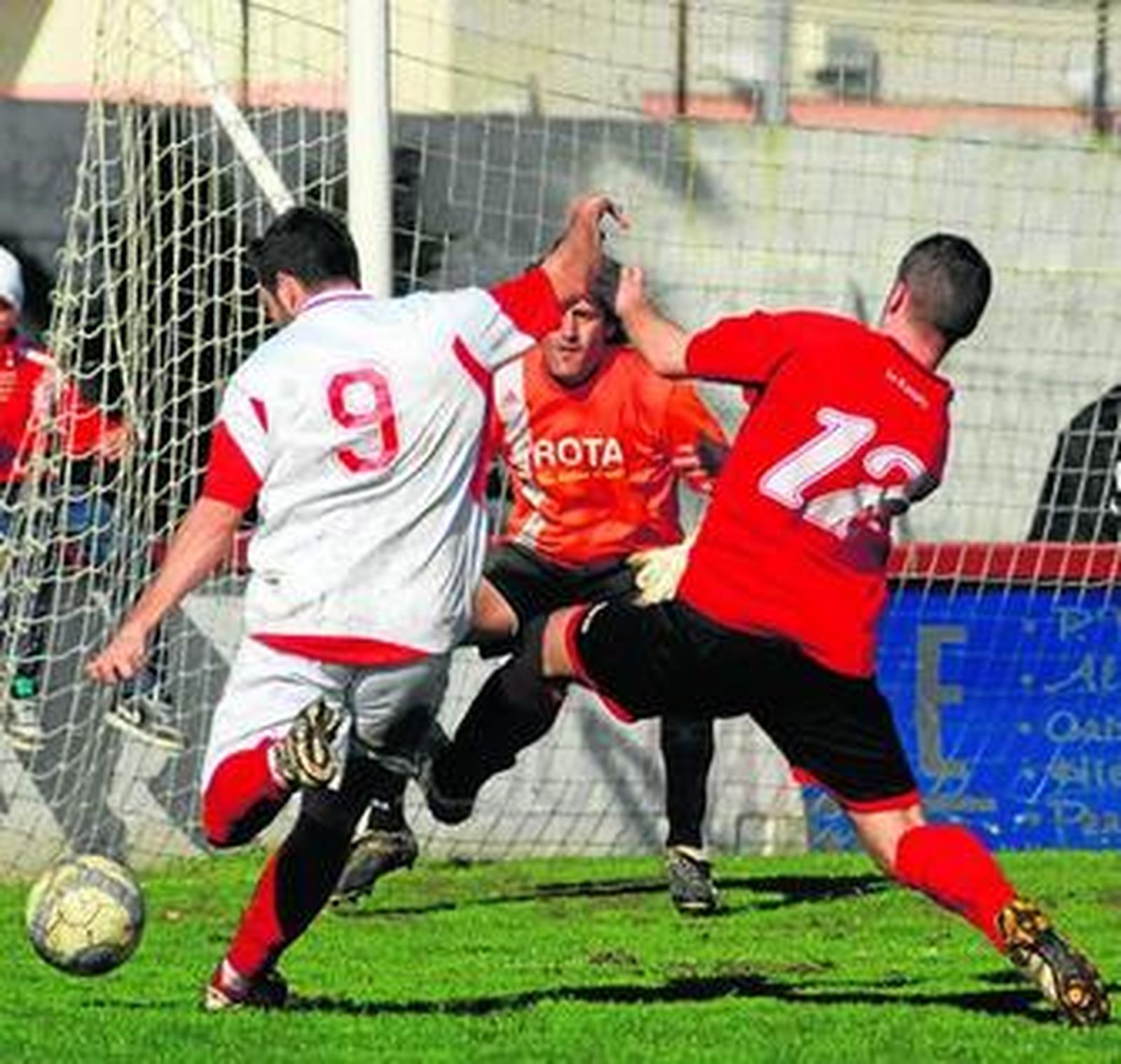 Adrián Gallardo se dispone a rematar sobre la portería de la Roteña en una clara ocasión del Chiclana.
