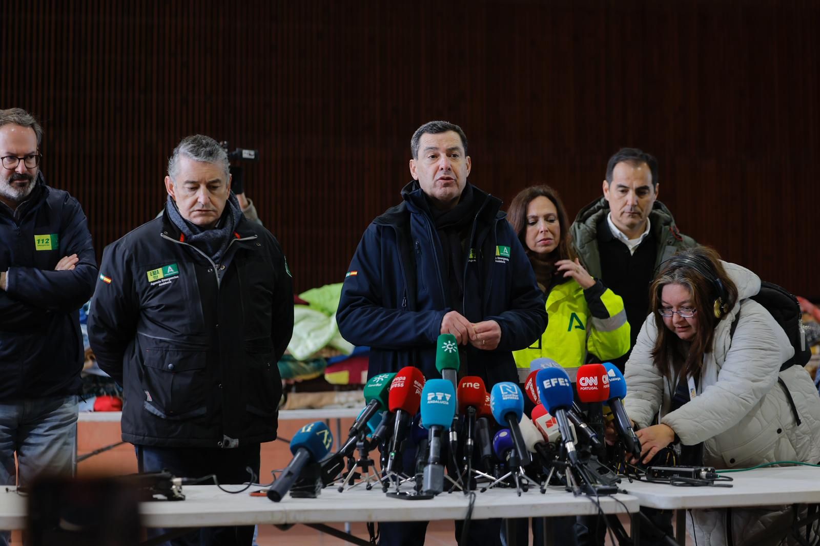 El presidente de la Junta de Andalucía, Juanma Moreno, hace balance del accidente desde la caseta municipal de Adamud.
