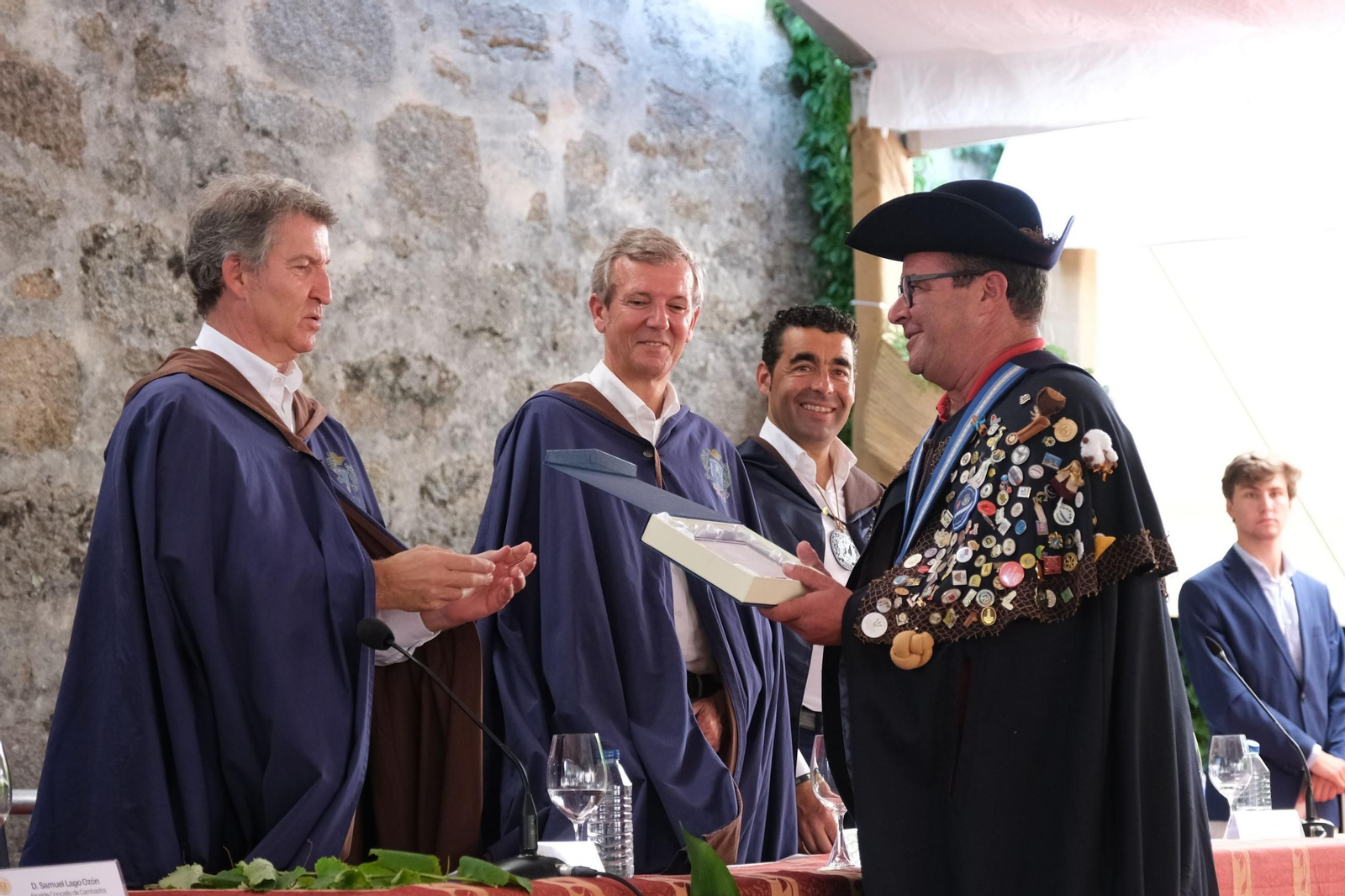 El presidente del Partido Popular, Alberto Núñez Feijóo, durante la Feria del Albariño de Cambados.
