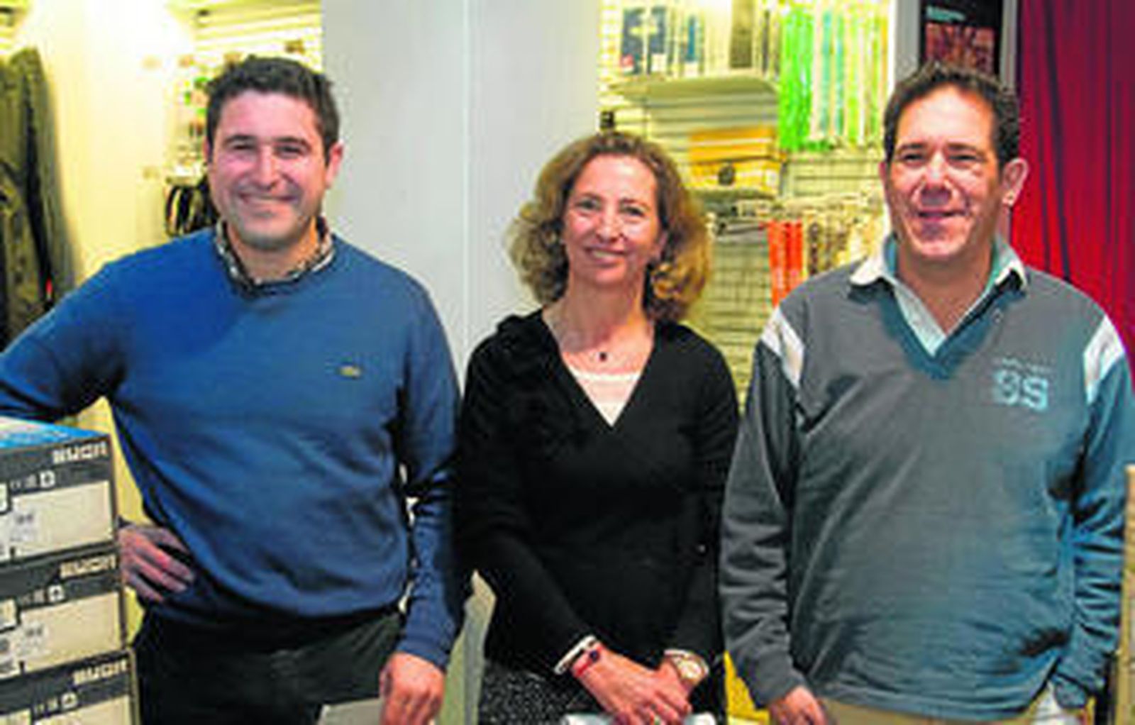 Mercedes Molina, presidenta de Autismo Sevilla, junto a Guillermo y a Eduardo.
