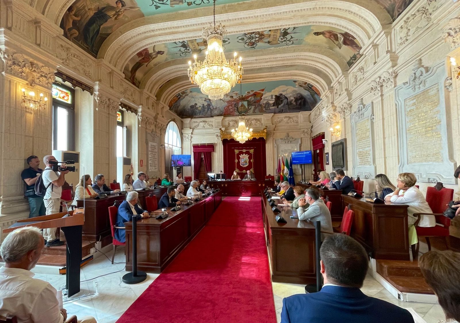 Pleno extraordinario de trámite y despedidas en Málaga