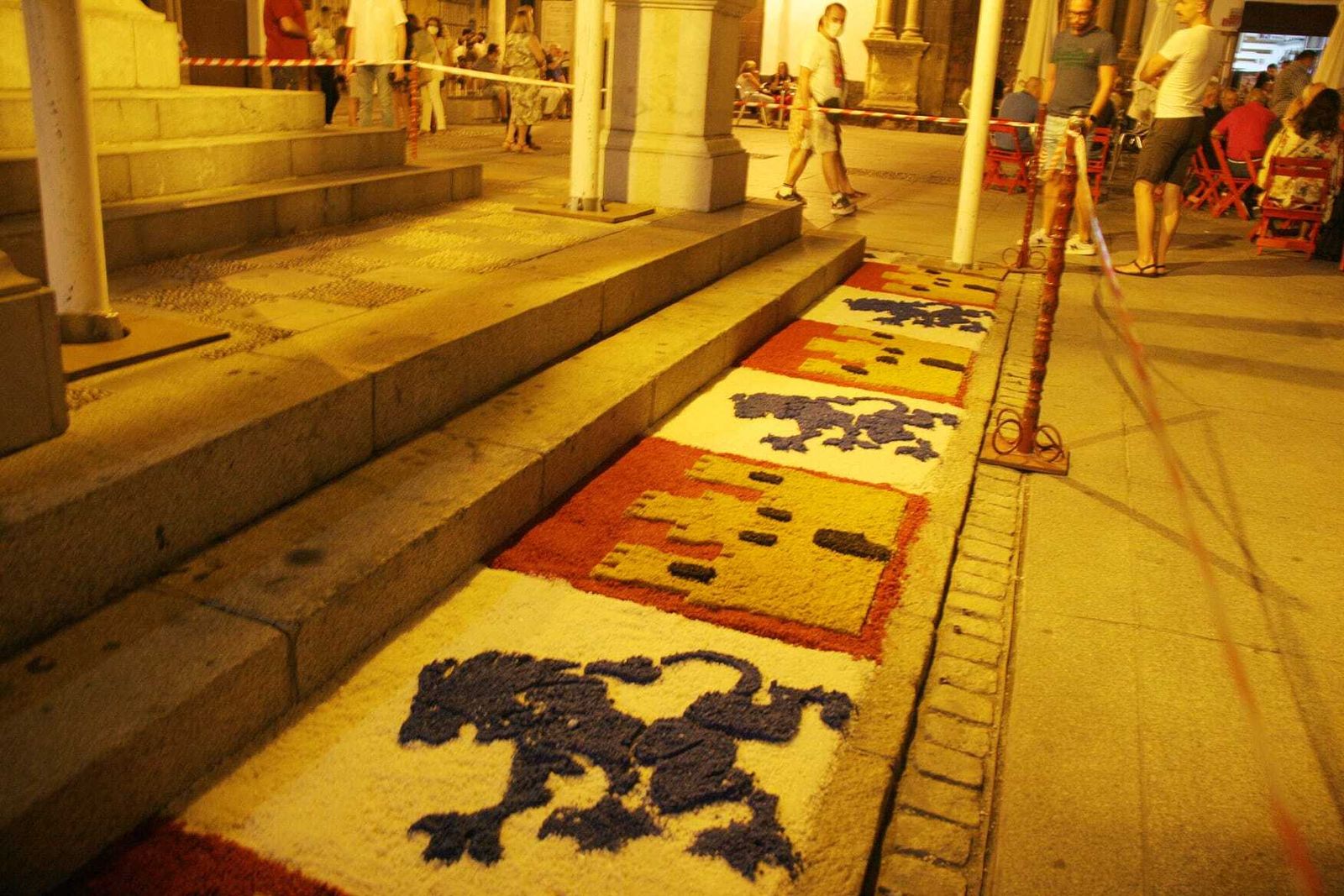 Leones y castillos exornaron el centro de la plaza de la Iglesia Mayor Proral.
