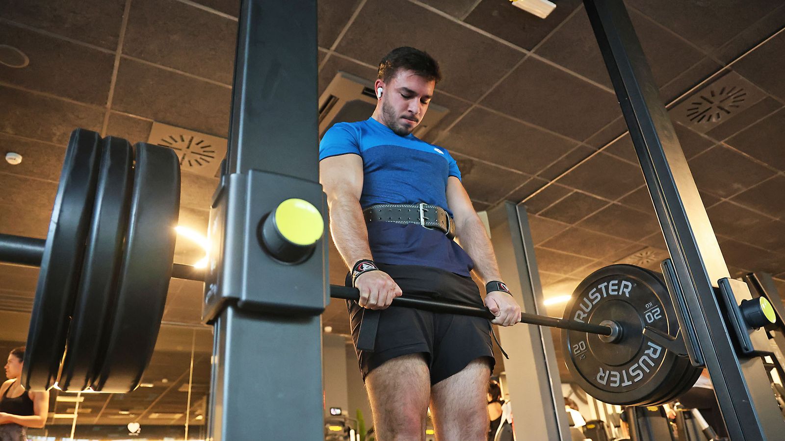 Javier Ponce, usuario del O2, haciendo un entrenamiento de fuerza.