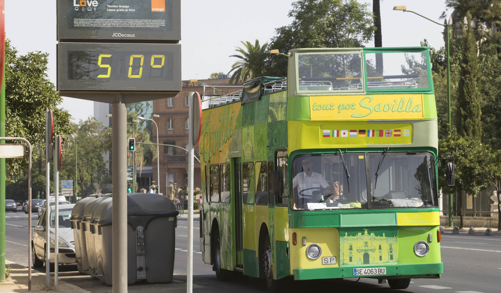 Un termómetro de la ciudad marca 50 grados
