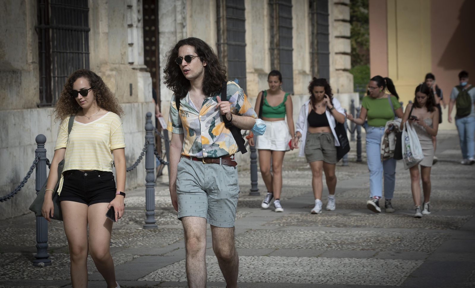 Alumnos en la lonja del Rectorado de la US.