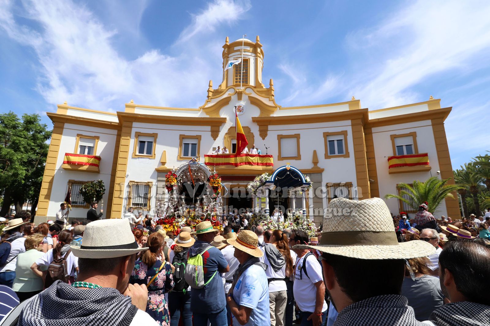 Imágenes  de Emigrantes y el gran ambiente que le ha acompañado en su salida. Rocío 2019