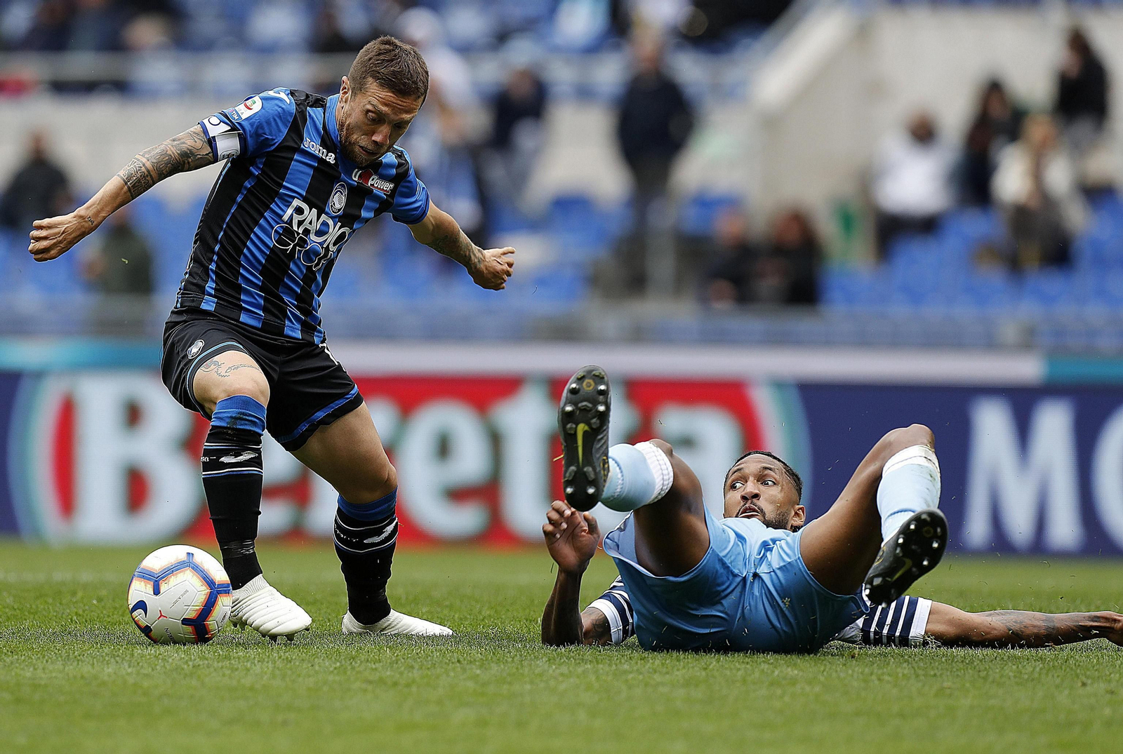 Papu Gómez dribla a Wallace en el Lazio-Atalanta de la pasada Serie A.