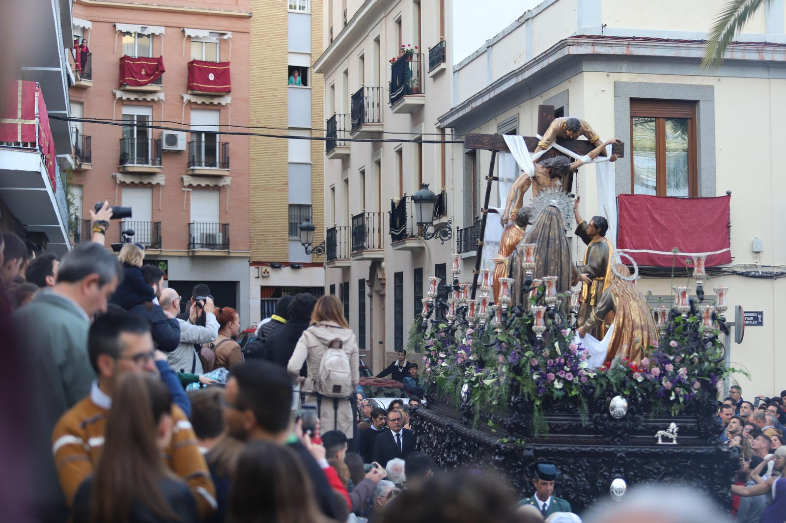 Imágenes de la procesión del Descendimiento por las  calles de Huelva