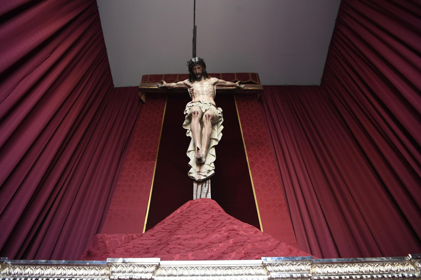 Reportaje: Montaje del altar de Los Salesianos