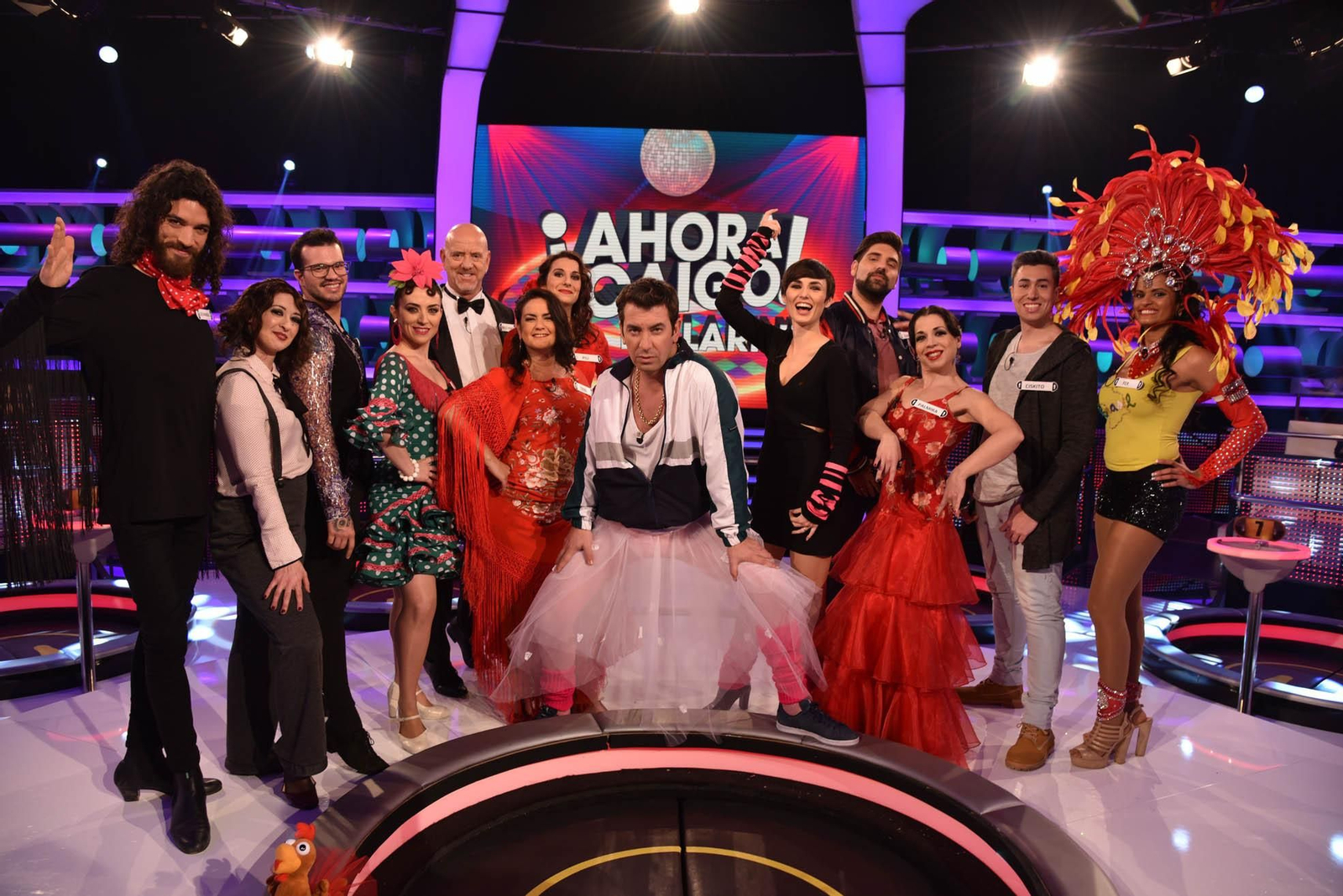 Artur Valls, en el centro, junto a un grupo de concursantes de '¡Ahora caigo!'.