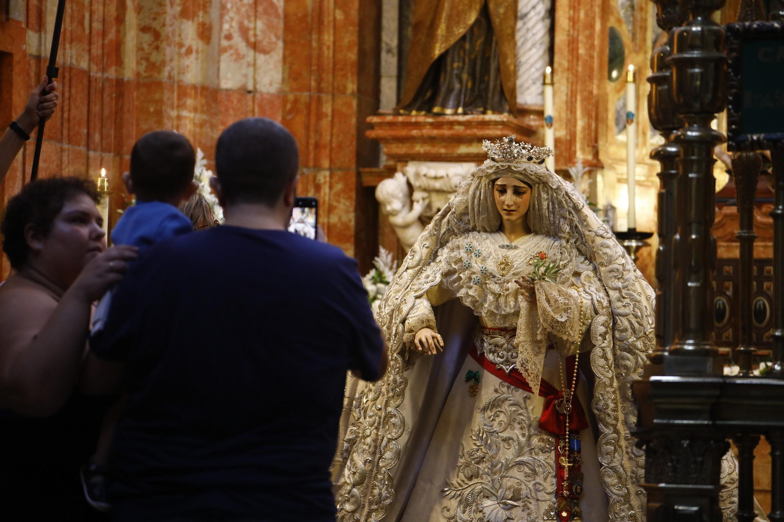 El solemne besamanos de la Virgen de la Paz y Esperanza en la Catedral, en imágenes