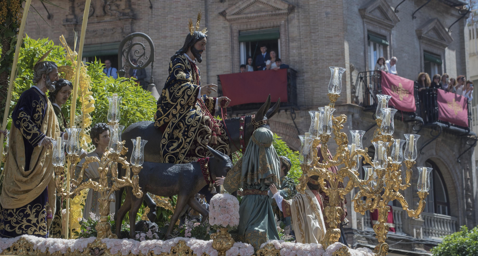 Fotos de la salida de La Borriquita, en el Domingo de Ramos de Sevilla