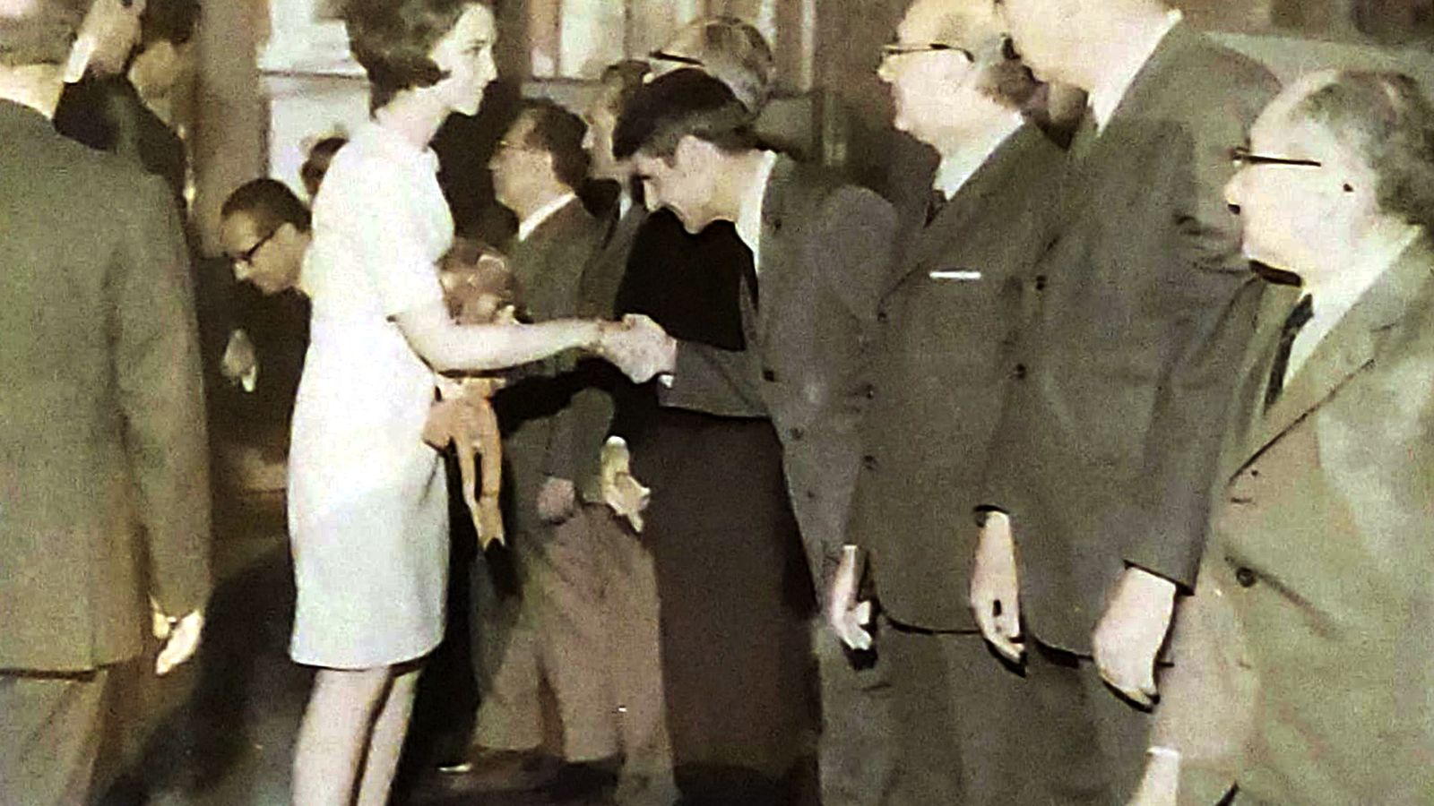 Fotografía, inédita, de la inauguración del nuevo edificio de Correos. En la parte central Ginés Valera González saludando a la princesa Sofía. También se puede ver a Don Ramón López, Administrador de Correos y Antonio Goy Díaz, jefe de telégrafos, junto a otros responsables.