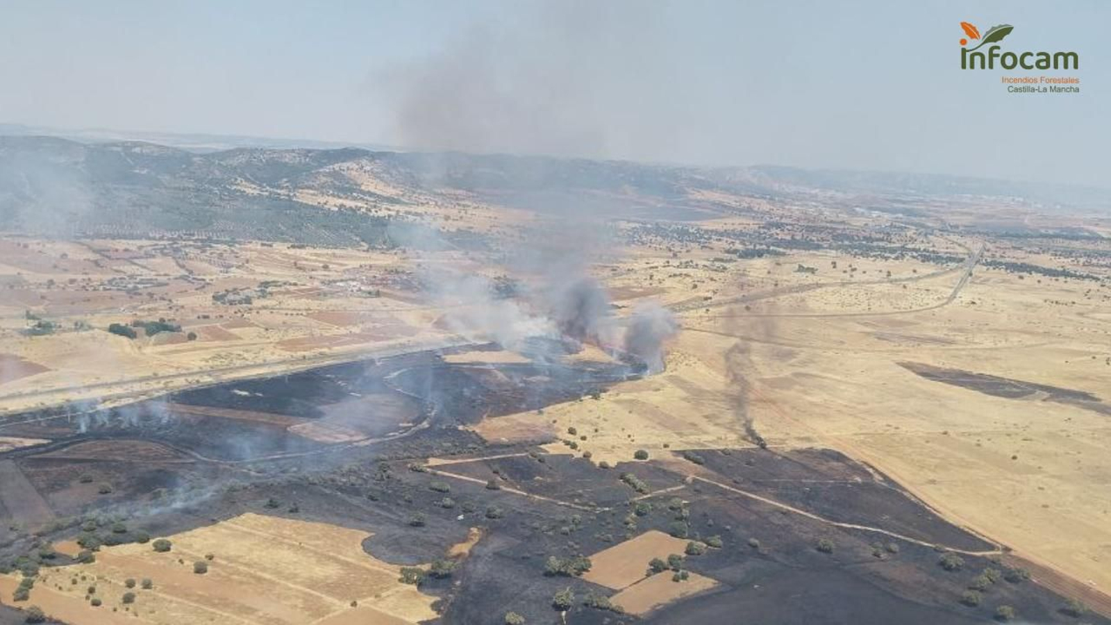Incendio en Brazatortas, que ha obligado a cortar el tráfico ferroviario entre Madrid y Andalucía.