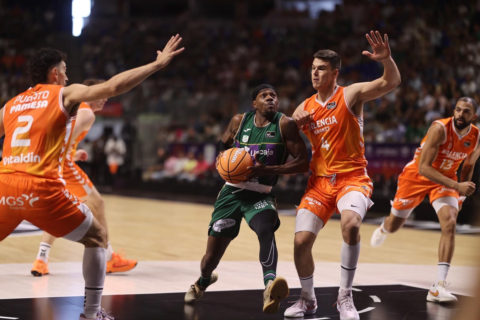 El Unicaja - Valencia Basket de la Supercopa, en fotos