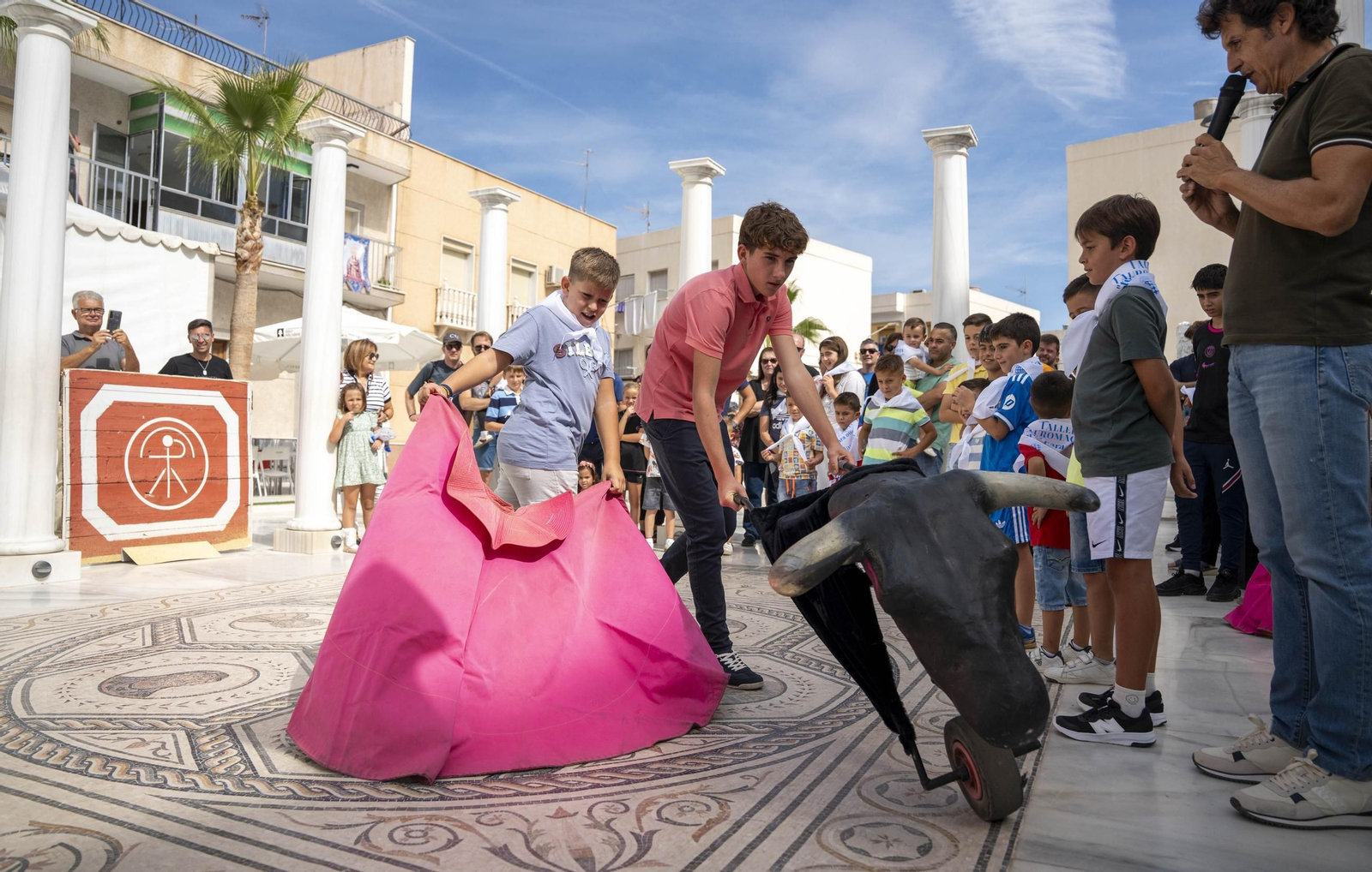 Las imágenes del taller de toros para niños y toro mecánico en Macael