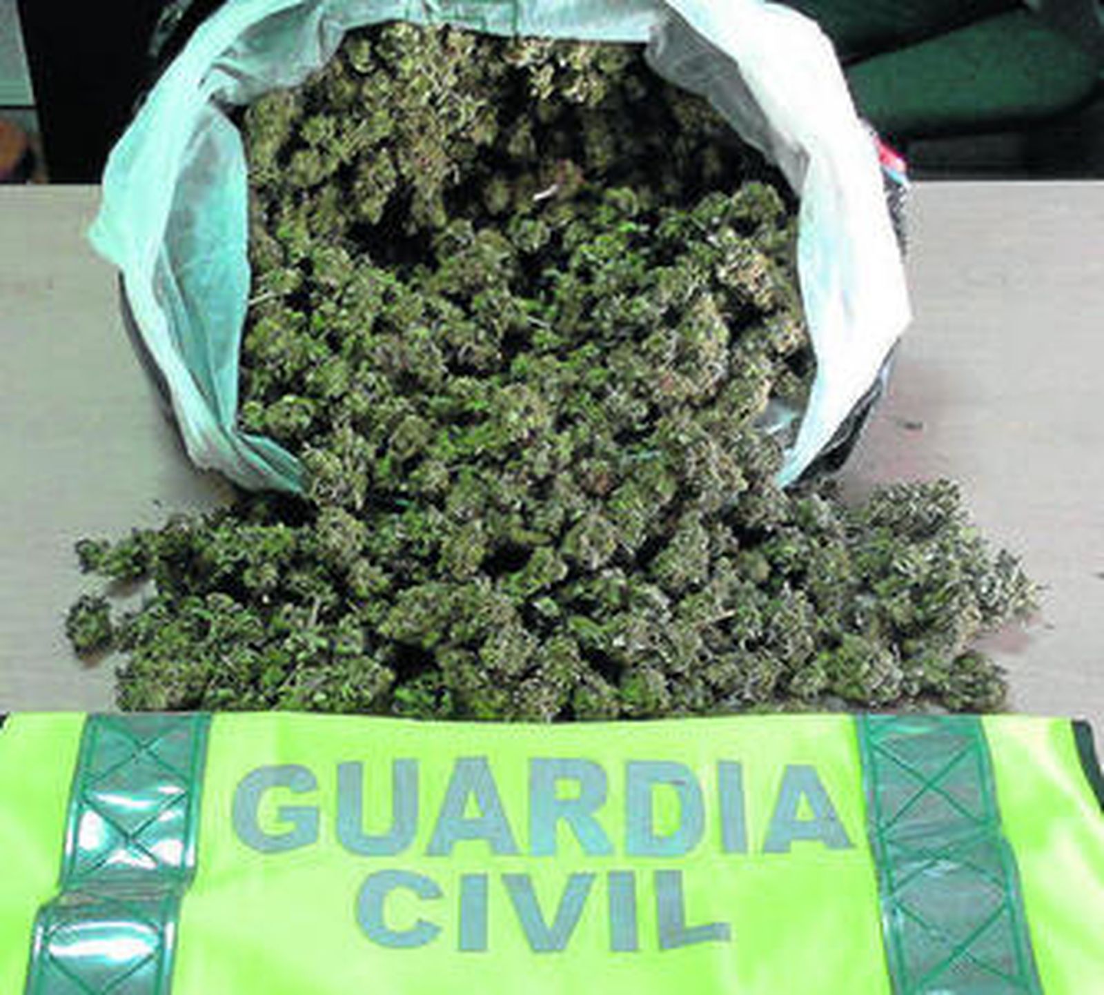 Bolsa con los cogollos de marihuana intervenida por los agentes.
