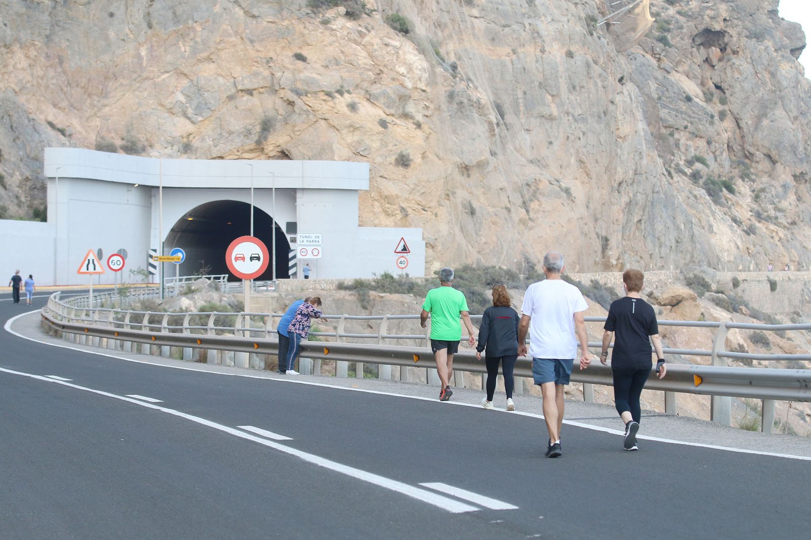 Las imágenes de la gente paseando en la carretera cortada de El Cañarete