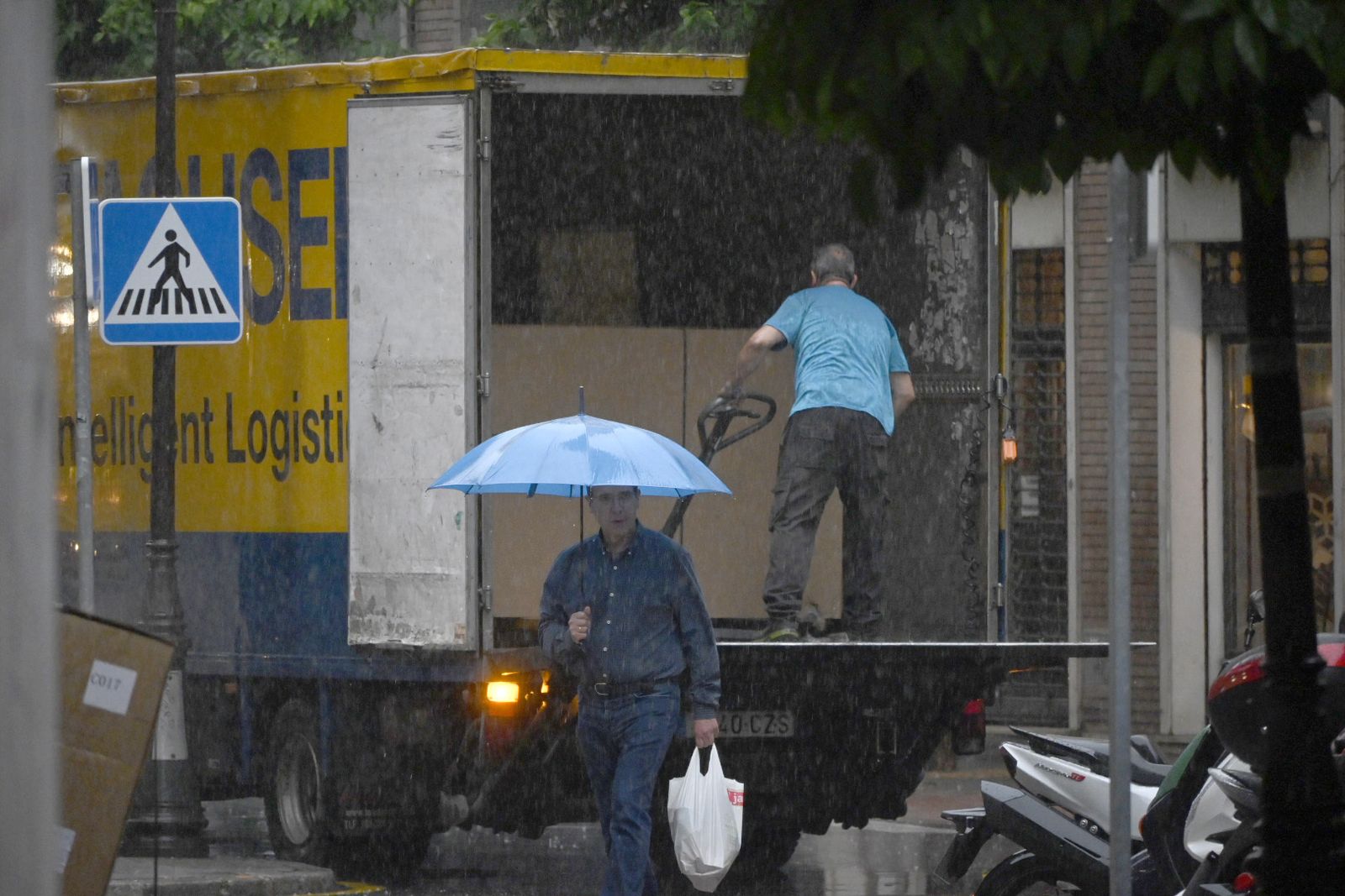 Un lunes de lluvia en Huelva, en imágenes