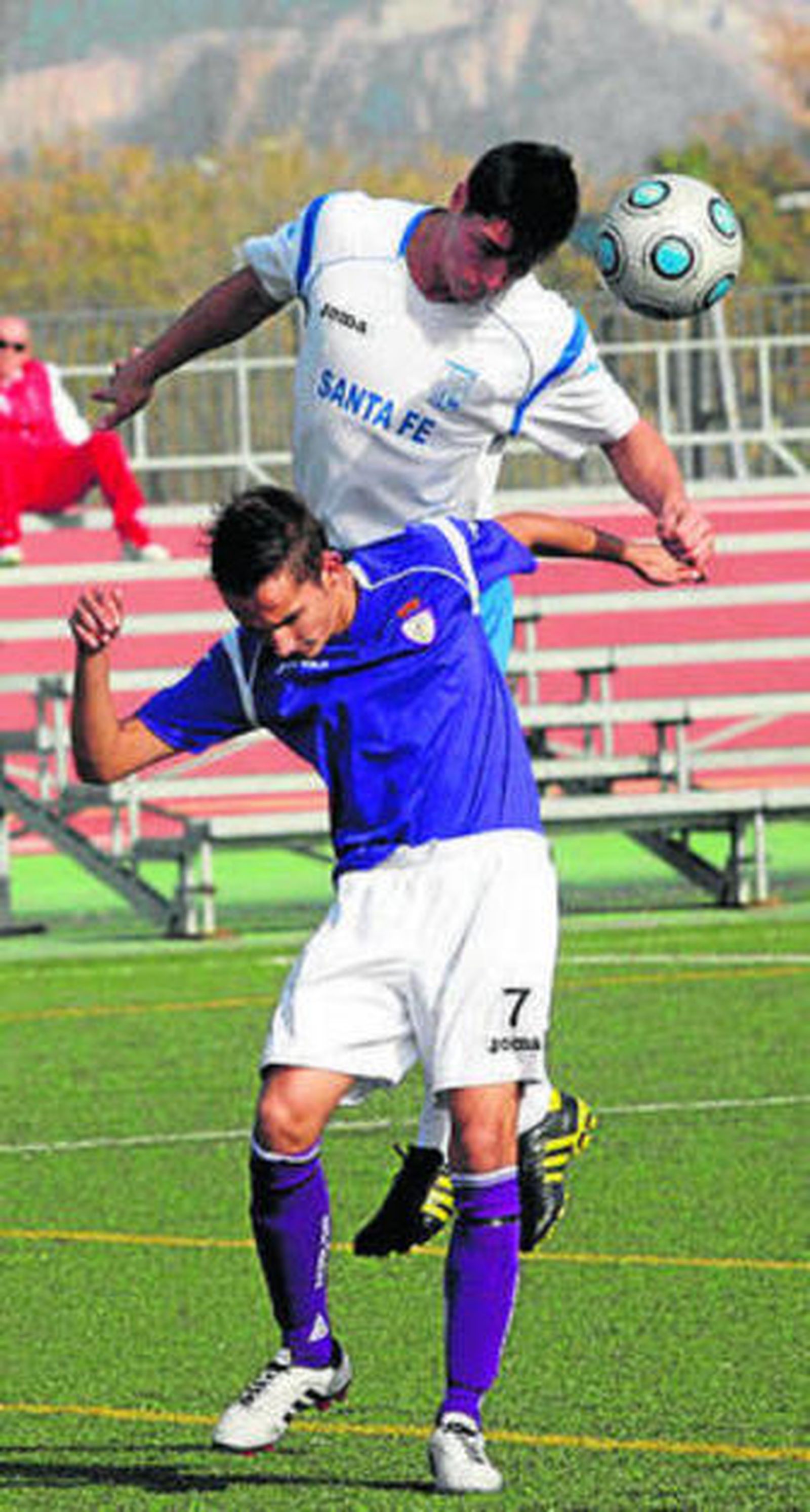 Un santaferino salta por el balón.