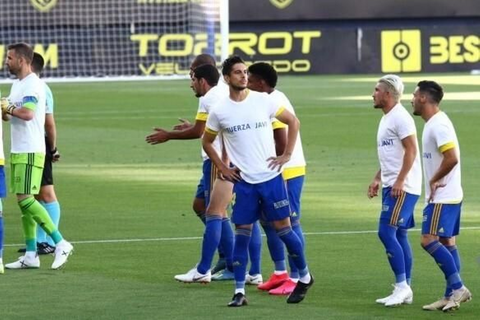 Los jugadores muestran la camiseta dedicada a Javi Jiménez, antes de enfrentarse al Tenerife.