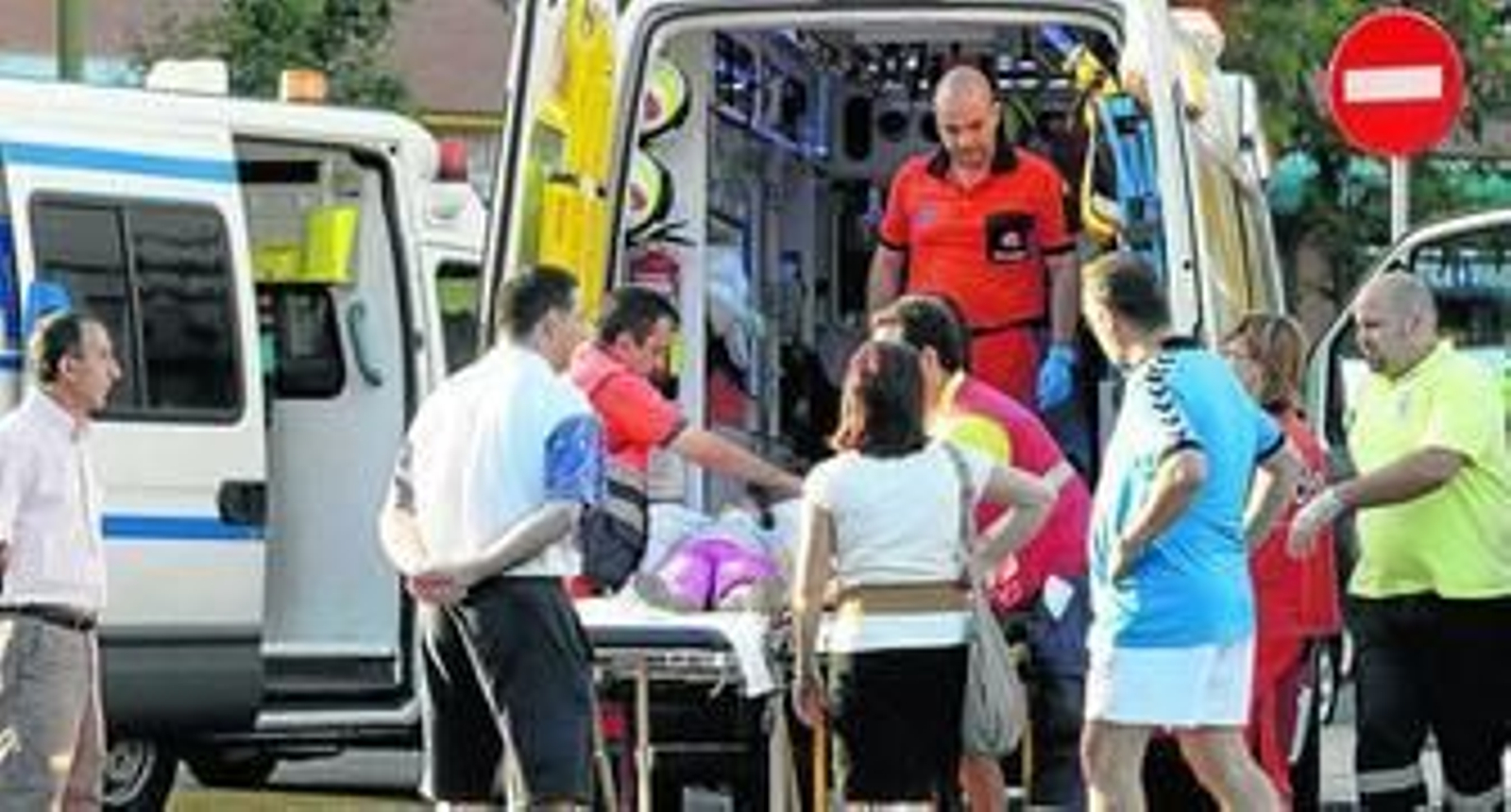 El personal del servicio de emergencias sanitarias atiende a la niña atropellada ayer por la tarde en Pino Montano.
