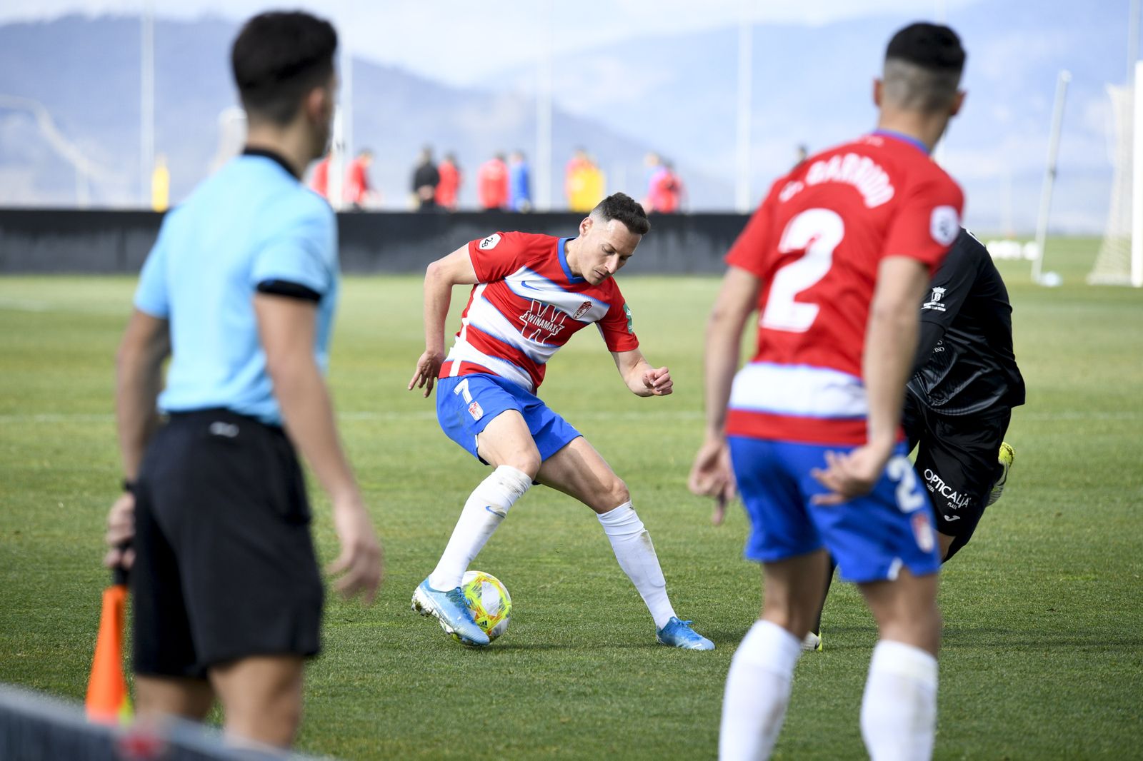 Migue García ejecuta un recorte ante un defensor toledano