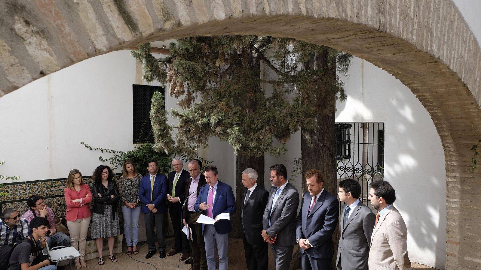 El alcalde, acompañado de los representantes del sector turístico, presentó la iniciativa en el Real Alcázar.