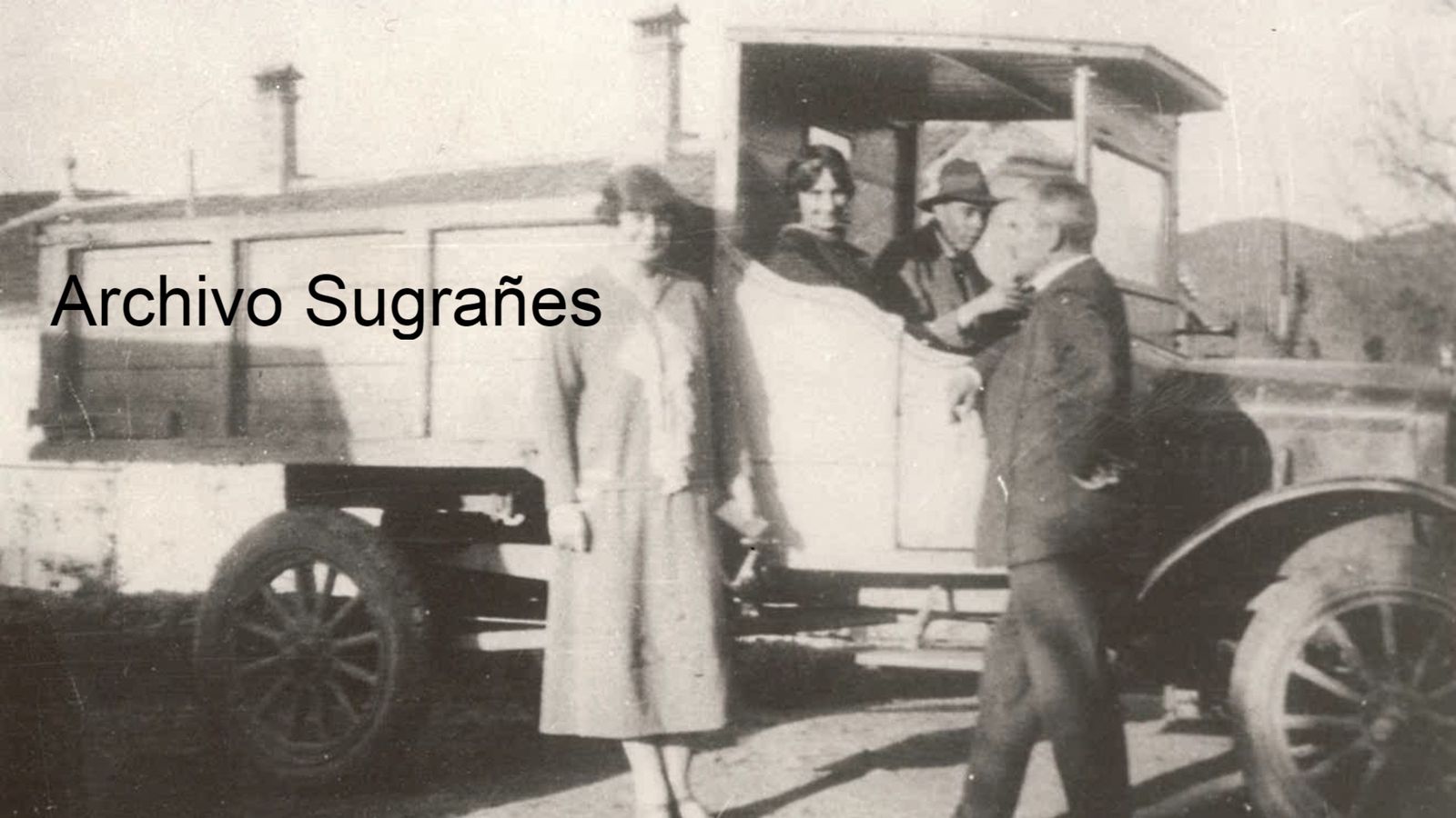 Uno de los primeros camiones que circularan por las carreteras onubenses.