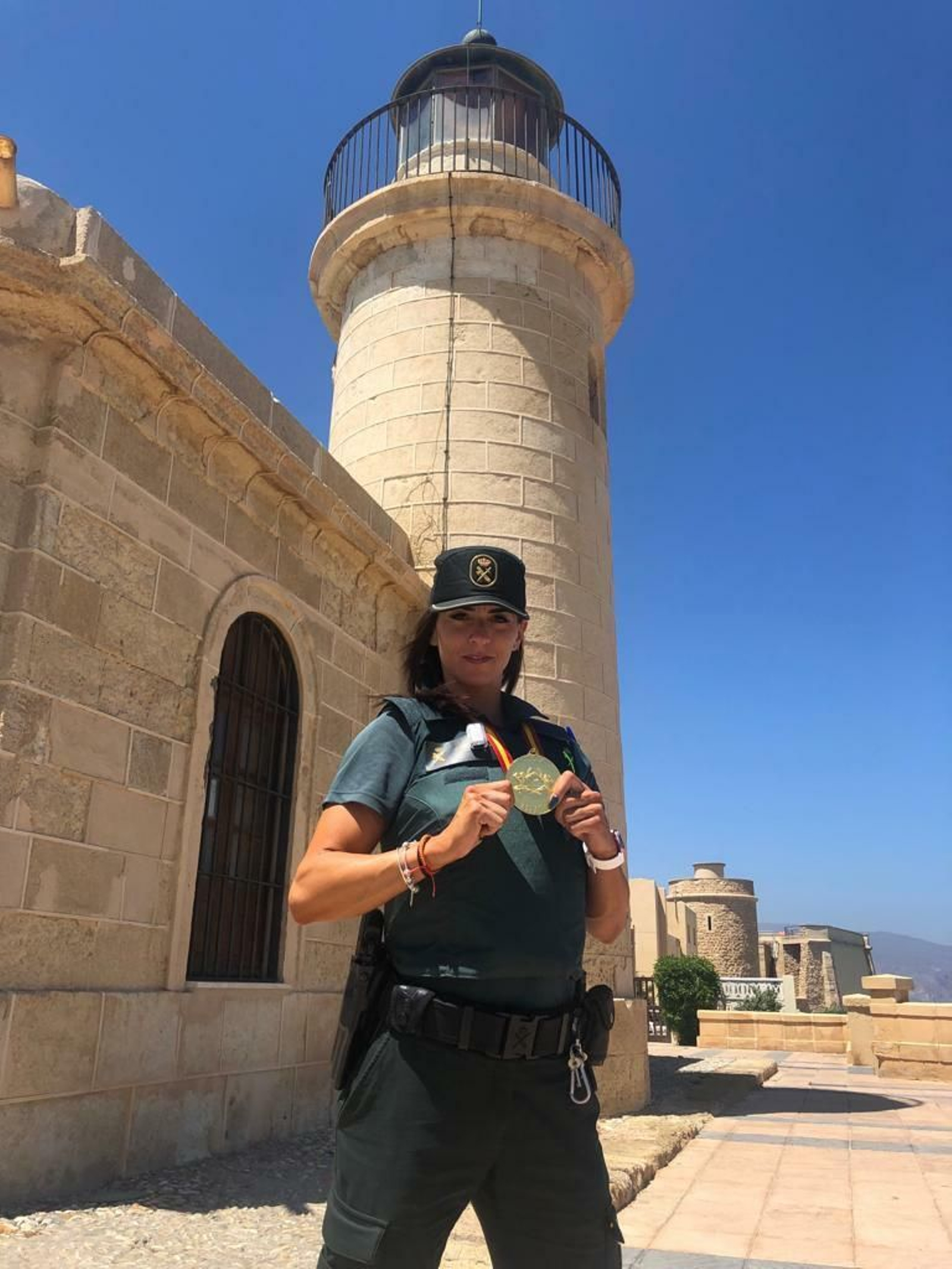 La guardia civil Jennifer Fernández muestra orgullosa su medalla en el Castillo de Santa Ana de Roquetas.