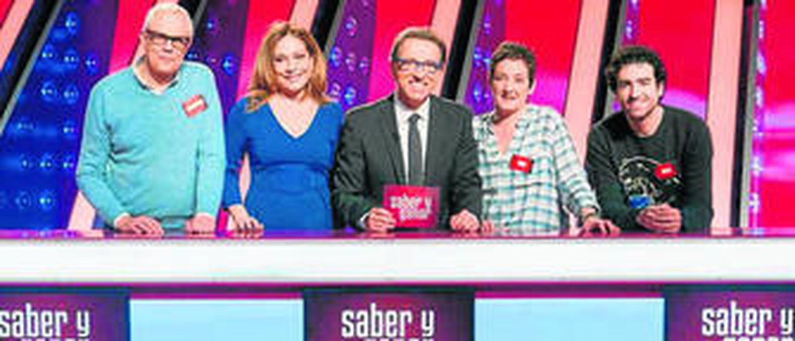 Pilar Vázquez y Jordi Hurtado, con los tres Magníficos de 'Saber y ganar' en su 19º cumpleños: Fernando Murias, Ana Blanco y el sevillano Rafael Castaño.