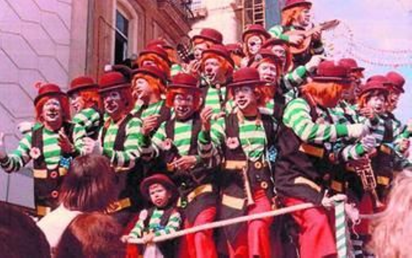'Entre pitos y flauta', el gran 'pelotazo' de la historia de este coro, canta en los alrededores de la Plaza.