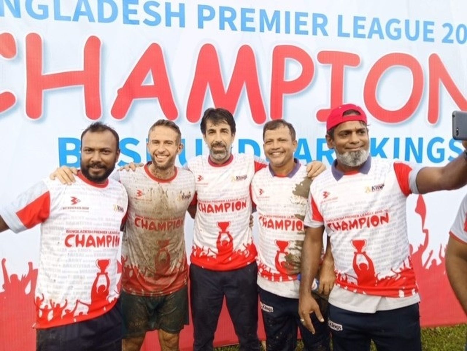 Javier Sánchez celebra su título de la Premier League en Bangladesh.