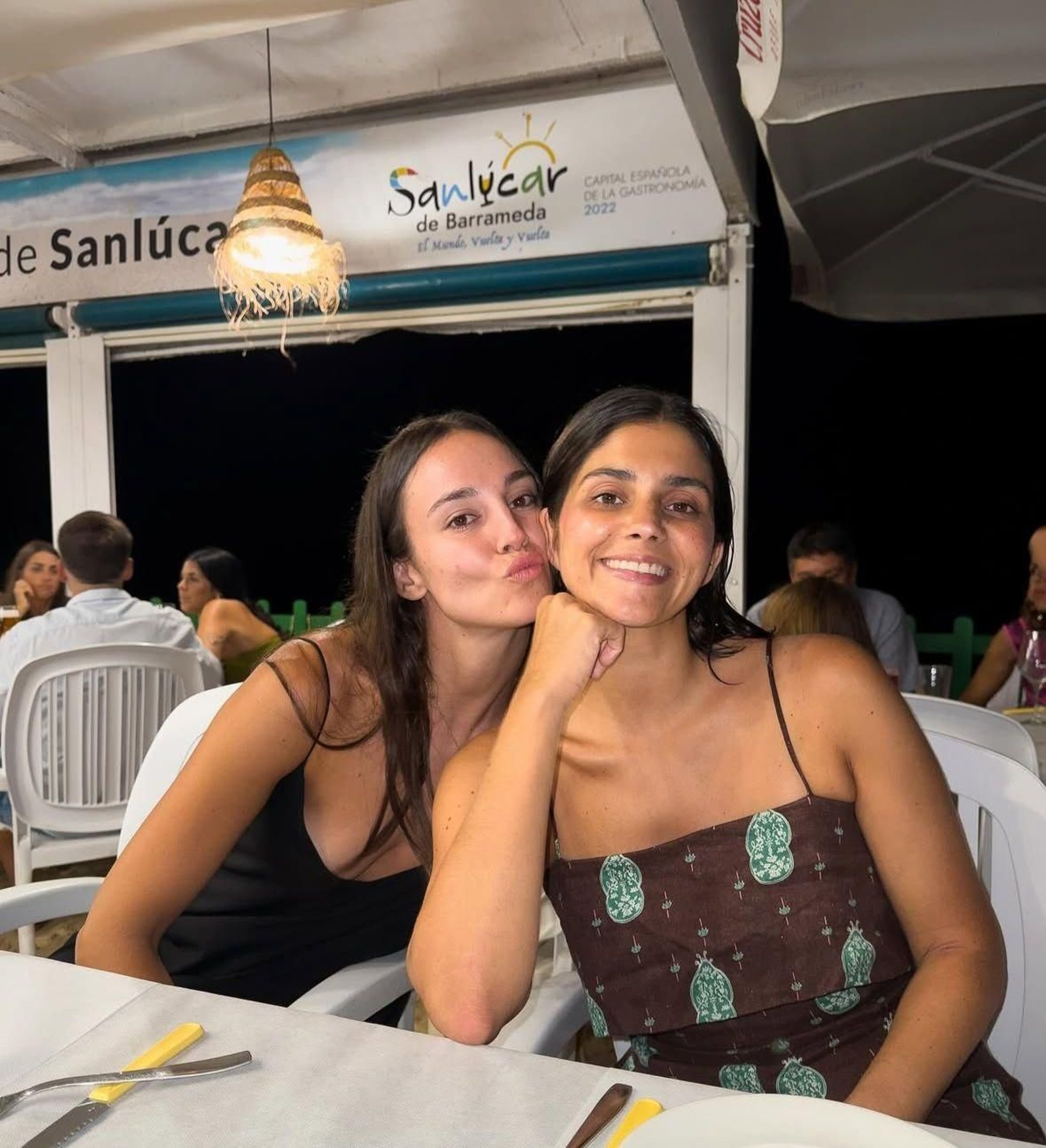 Rocío Laffón y María de Jaime, en un conocido restaurante de Sanlúcar.