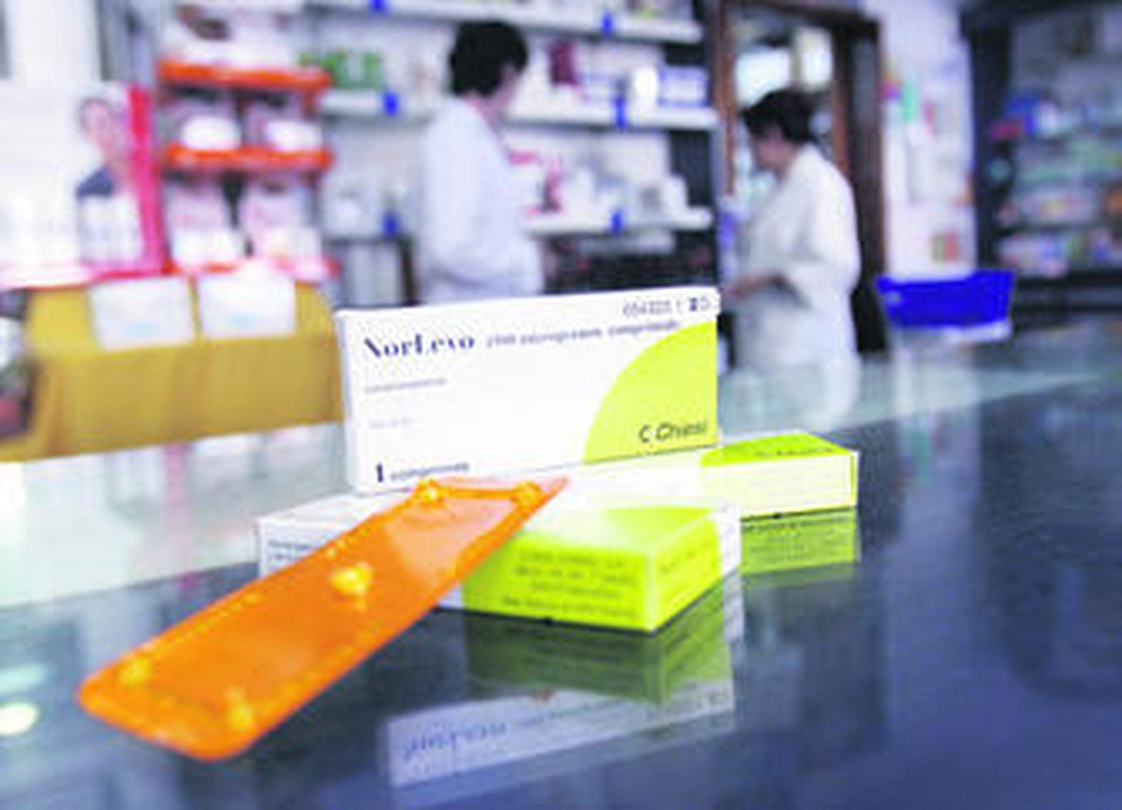 Cajas de la píldora del día después en el mostrador de una farmacia.