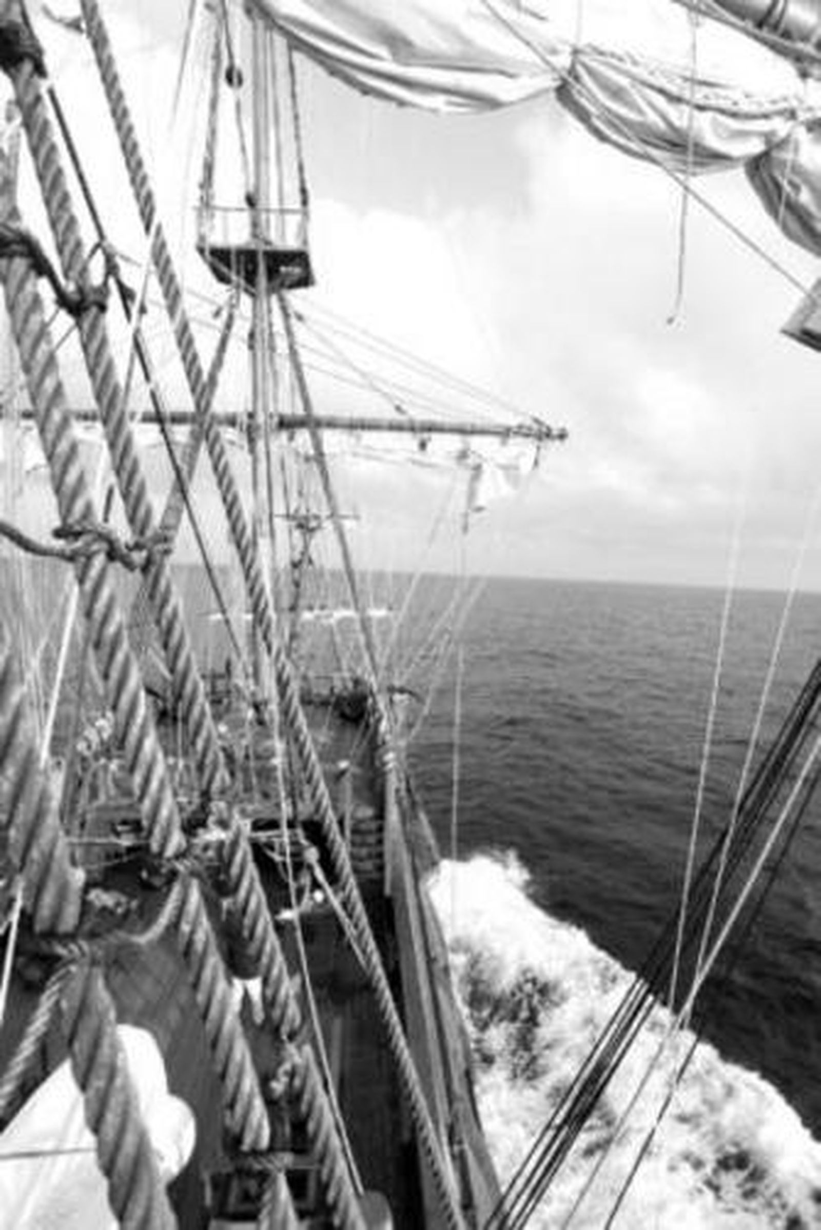 El 'Galeón Andalucía', antes de desplegar su velamen, surca las aguas de Cádiz hacia el Estrecho.