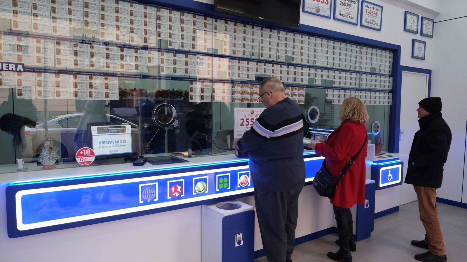 Los almerienses comprando lotería.