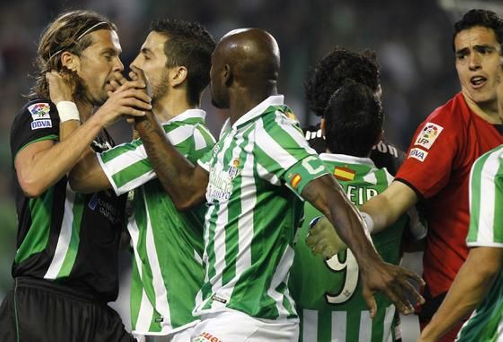 El Betis pierde en casa, con el Elche (1-4), su cuarto partido seguido. / Antonio Pizarro