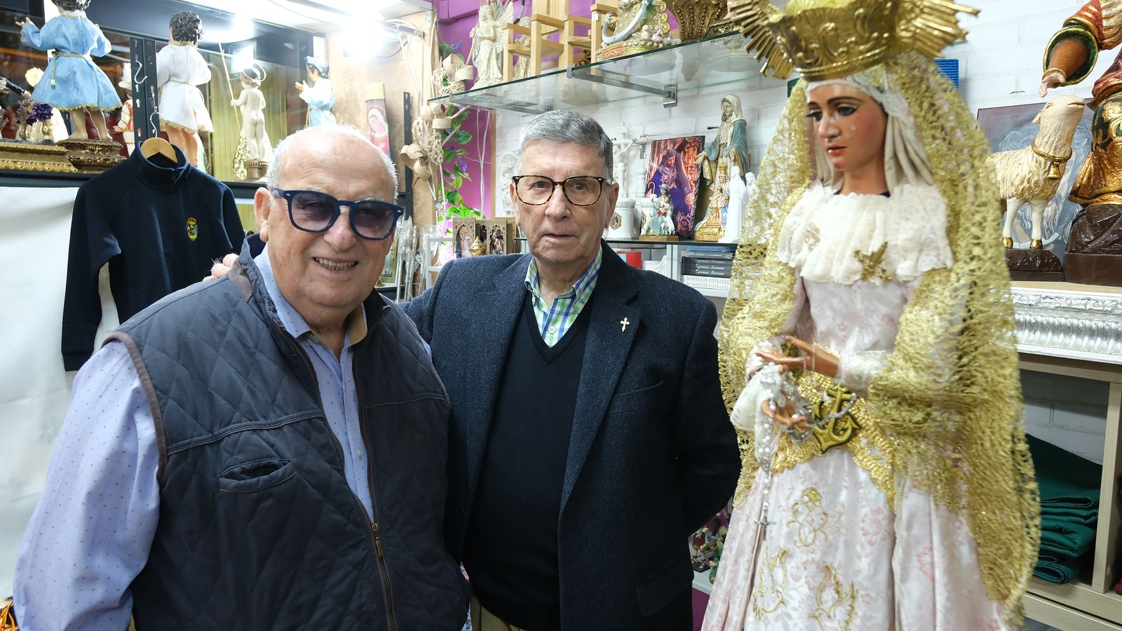Antonio Mesa y Antonio Rivera junto a la Virgen bendecida