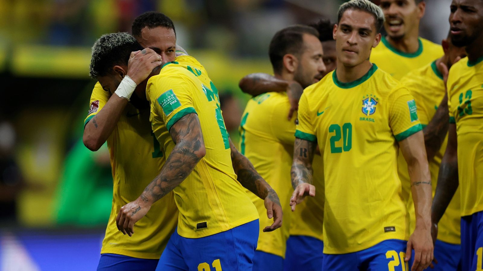 Los jugadores brasileños celebran un tanto.