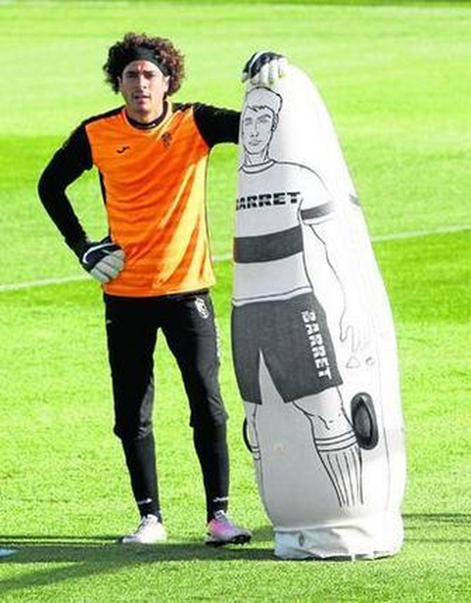Guillermo Ochoa, ayer durante su primer entrenamiento con el Granada.