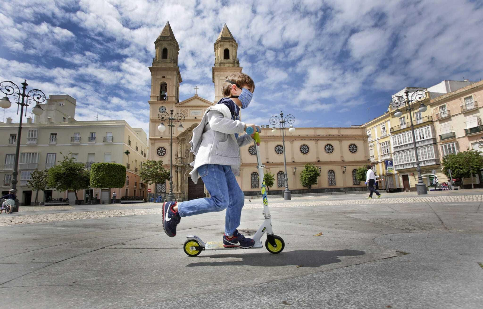 Un niño juega con su patinete en Cádiz.