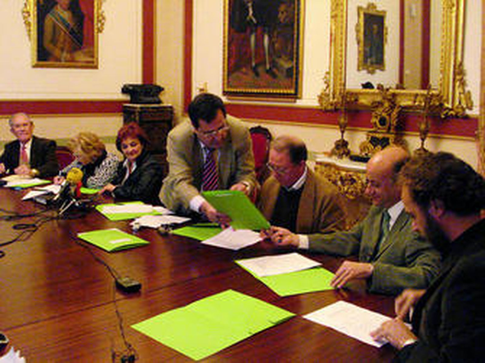 El alcalde, Ricardo Millán, ayer con los colectivos sociales.