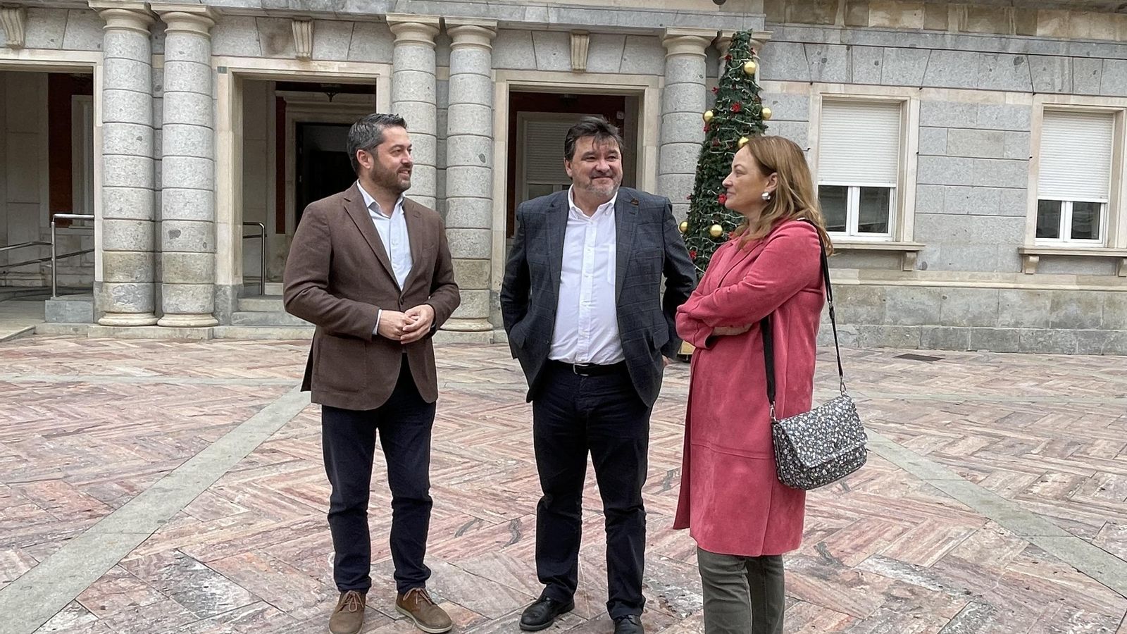 Gabriel Cruz a las puertas del Ayuntamiento de Huelva.