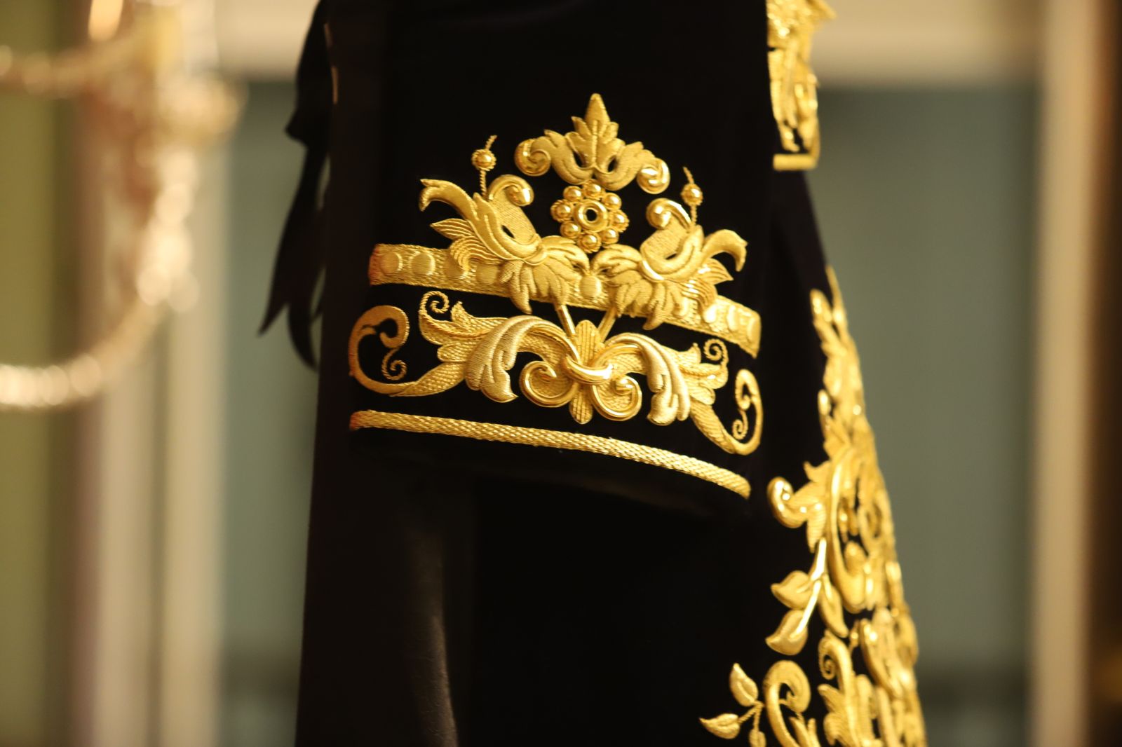 Imágenes de la presentación de la nueva saya y candelabros de cola de la Hermandad de Los Estudiantes.