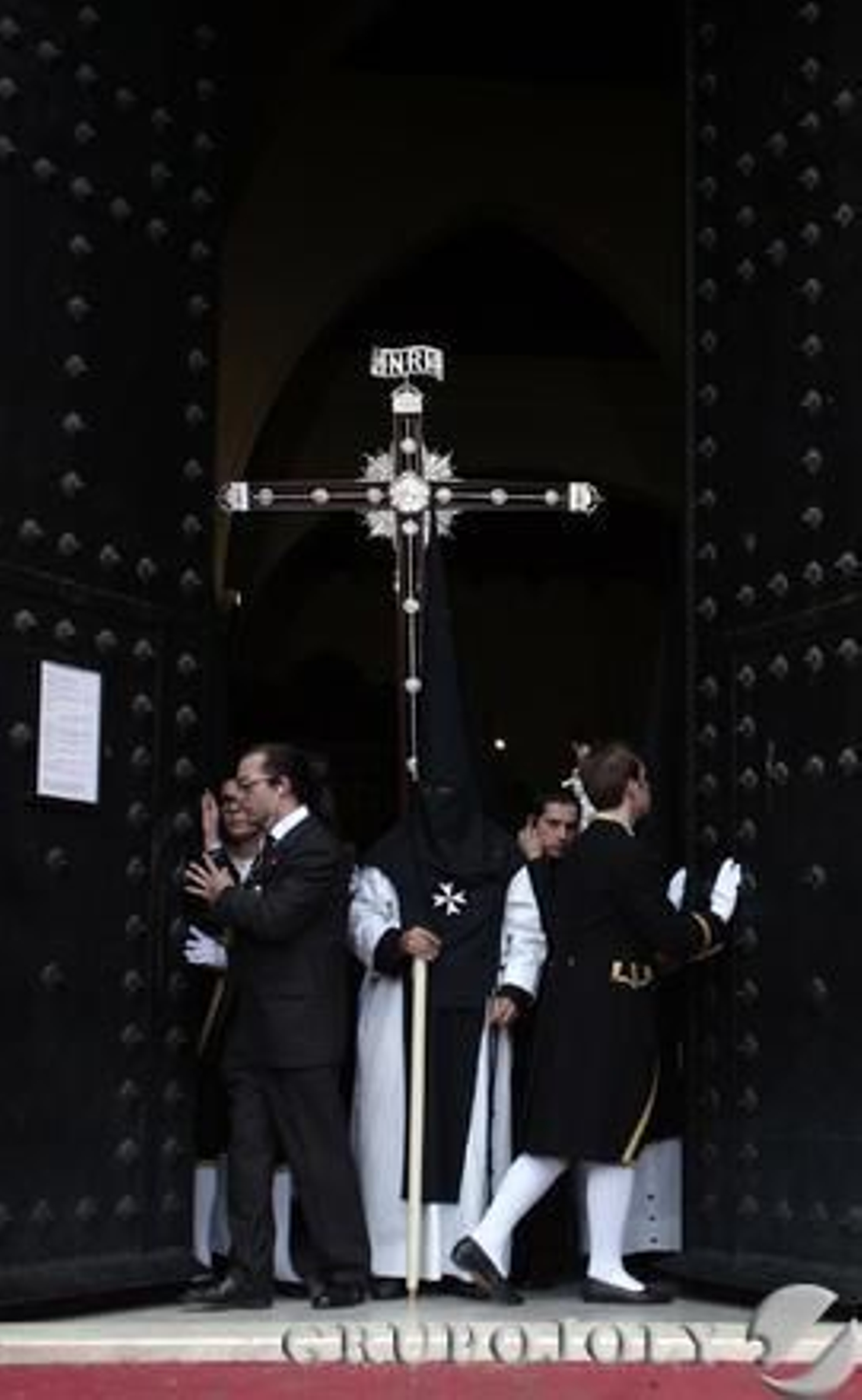 La Cruz de Guía abre el cortejo.

Foto: Juan Carlos Muñoz