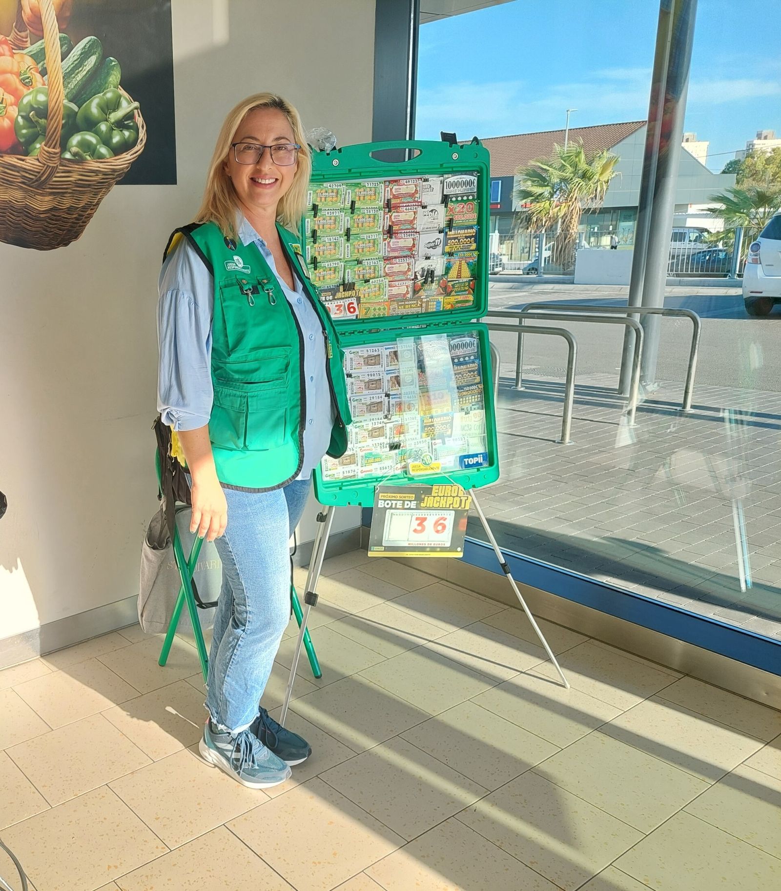 Alicia Marín, vendedora de la ONCE, en su punto de venta.
